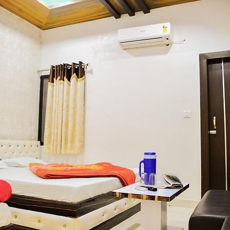 Hotel Shree Dwarkadhish Palace ウッジャイン エクステリア 写真