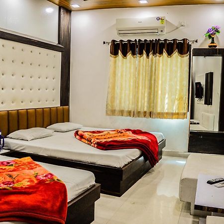 Hotel Shree Dwarkadhish Palace ウッジャイン エクステリア 写真