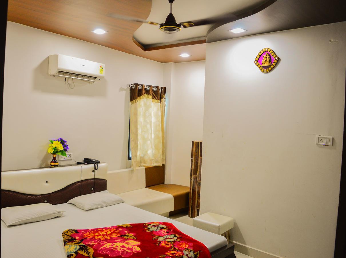 Hotel Shree Dwarkadhish Palace ウッジャイン エクステリア 写真