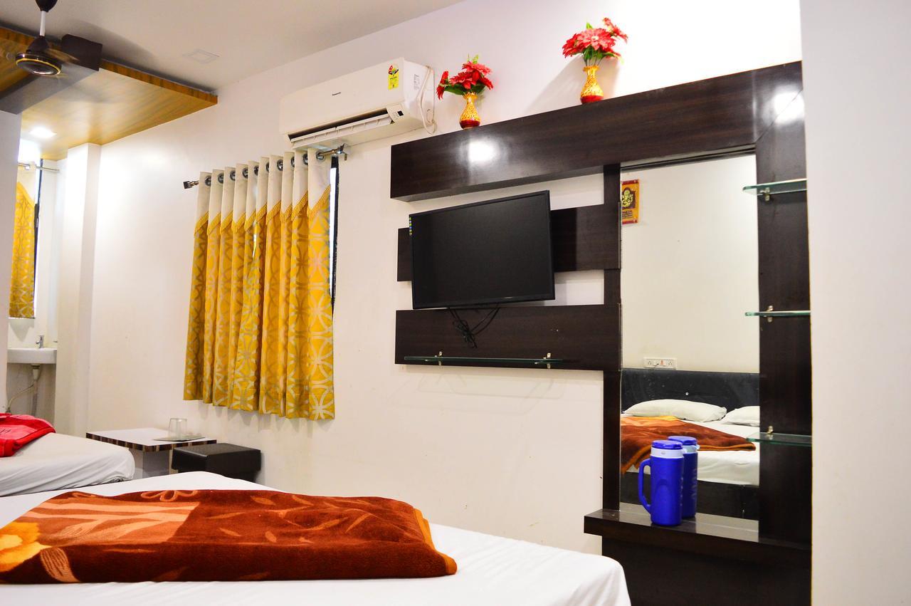 Hotel Shree Dwarkadhish Palace ウッジャイン エクステリア 写真